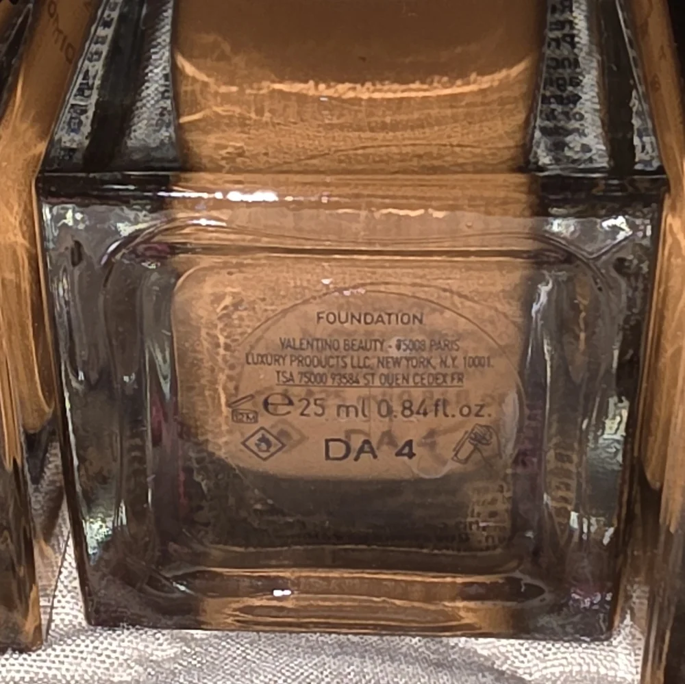 Very Valentino 24-Hour Wear Liquid Foundation - Picture 9 of 10